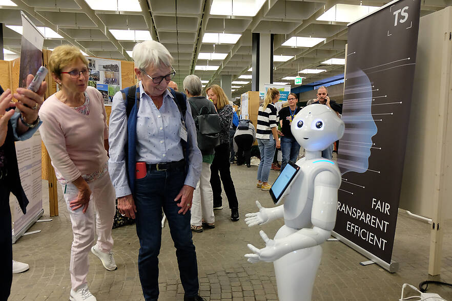 Uni Ulm hat mit dem Thema „Künstliche Intelligenz - Quo vadis: KI in allen Lebensbereichen?“ rund 470 Besucherinnen und Besucher an die Universität gelockt.