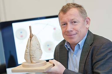 (Foto: Eberhardt/Uni Ulm): Der Physiologe Prof. Paul Dietl mit einem Lungenmodell