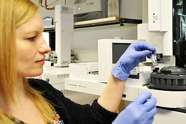 Doktorandin Katharina Engel am Gaschromatograph
