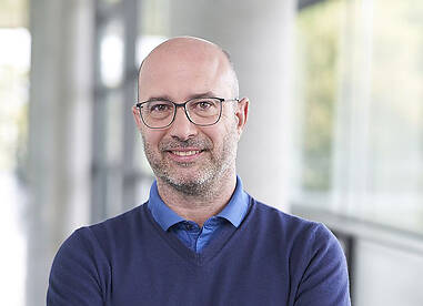 Prof. Jan Münch forscht am Institut für Molekulare Virologie der Ulmer Universitätsmedizin (Foto: Universitätsklinikum Ulm)